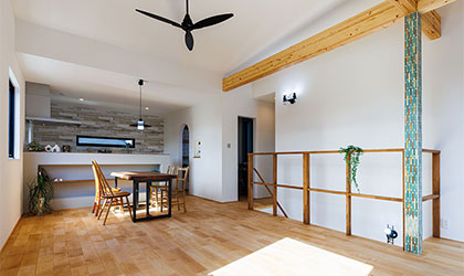 自然光で明るいリビング