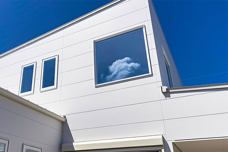 インパクトある白い外観